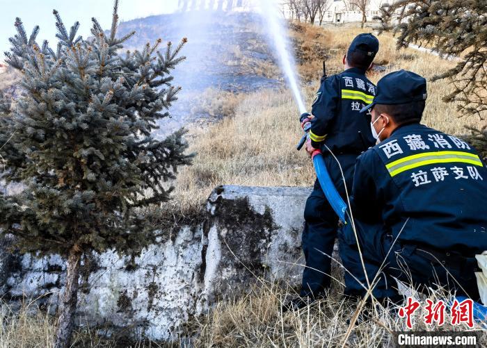 12月6日，布達(dá)拉宮消防救援大隊(duì)在布達(dá)拉宮山體林草區(qū)域開(kāi)展?jié)窕ぷ?。　劉?攝