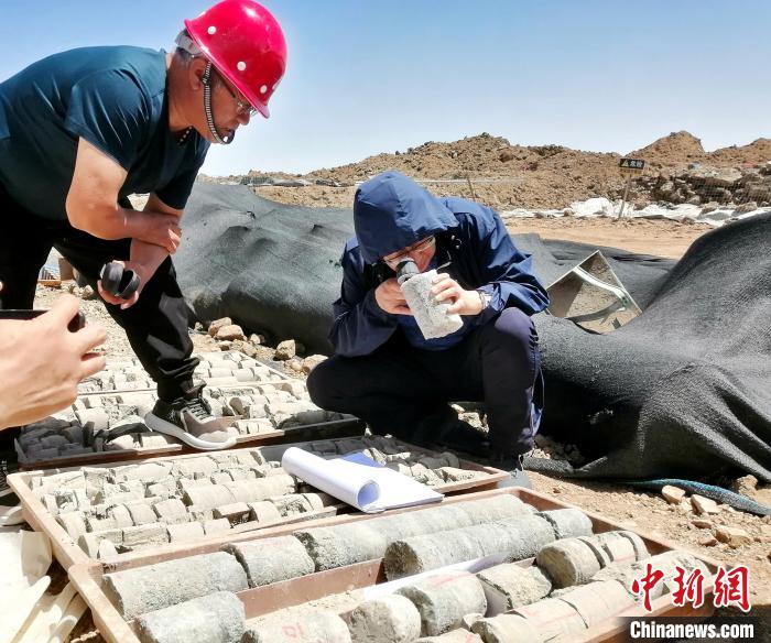 圖為地質(zhì)專家觀察含鹽地層。(資料圖) 柴綜院 供圖
