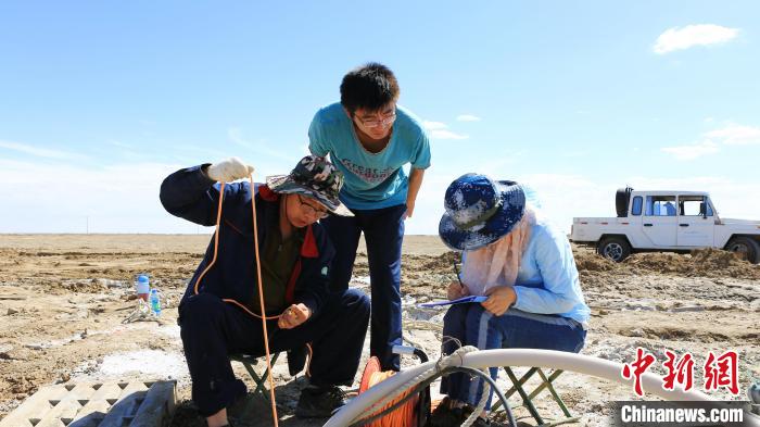 圖為專家測量鹽湖鹵水水位。(資料圖) 柴綜院 供圖