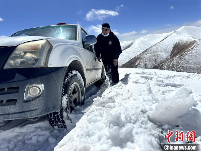 圖為生態(tài)管護人員準備在雪地推車。　丁巴達杰 攝
