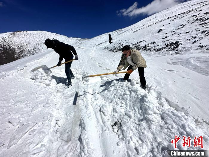 圖為生態(tài)管護人員在巡護道路上清雪?！《“瓦_杰 攝