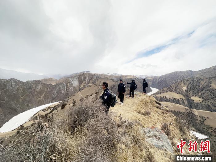 圖為曲麻萊縣崗當(dāng)村的生態(tài)管護人員開展巡護。　丁巴達杰 攝
