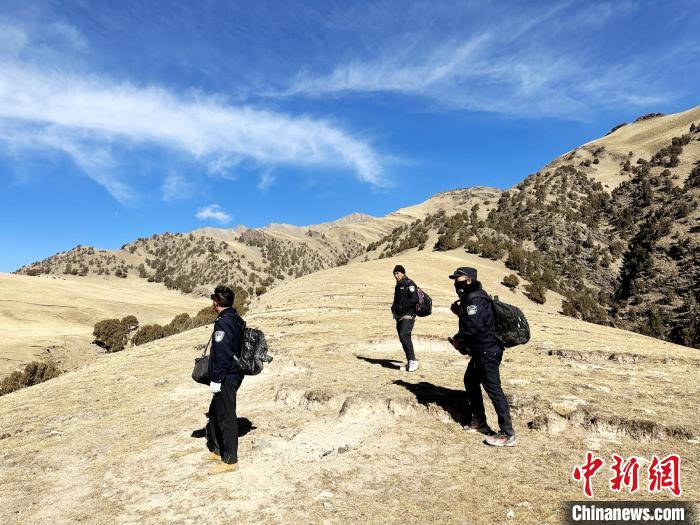 圖為生態(tài)管護人員開展巡護?！《“瓦_杰 攝