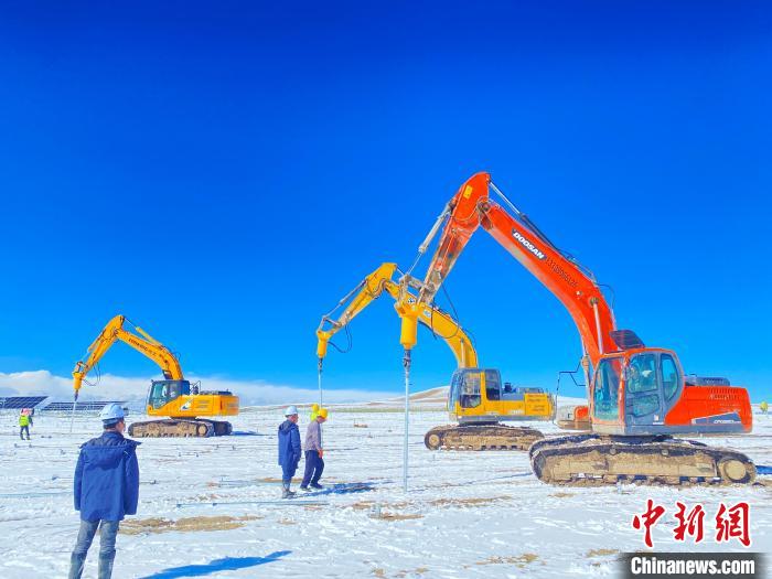 圖為雪中施工。資料圖 姜佳保供圖