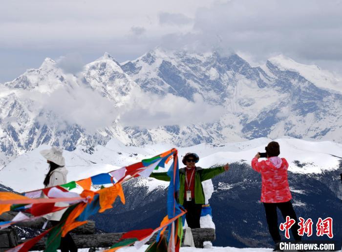 圖為5月14日，西藏林芝色季拉山觀景臺(tái)，游客與南迦巴瓦峰合影?！±盍?攝