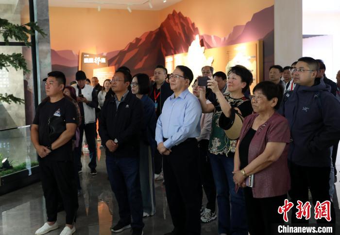 圖為臺商參訪祁連山國家公園生態(tài)科普館?！⊙Φ?攝