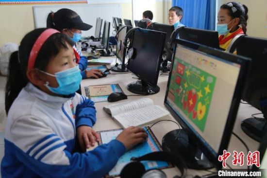 圖為鄉(xiāng)村學校少年宮的孩子們正在上電腦課?！〔抛尡尽z