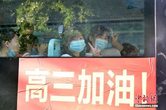 資料圖：2020年7月，廣西南寧沛鴻民族中學(xué)內(nèi)，高三學(xué)生乘坐高考專車前往考點(diǎn)。 中新社記者 俞靖 攝