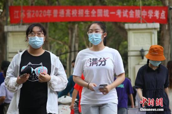 資料圖：2020年7月6日，江蘇南京一處考點(diǎn)，高考考生看完考場(chǎng)后走出考點(diǎn)。 中新社記者 泱波 攝
