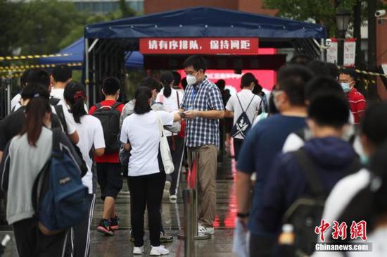 資料圖：2020年7月，上?？忌饺敫呖伎紙?chǎng)。張亨偉 攝