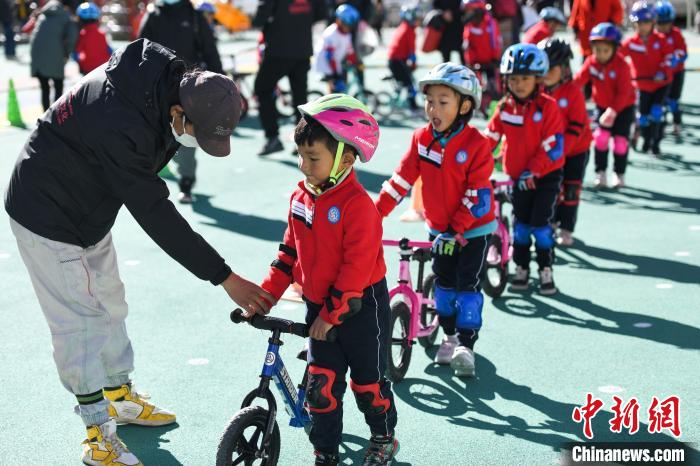 圖為拉薩市實(shí)驗(yàn)幼兒園孩子們?cè)诮叹毜闹笇?dǎo)下練習(xí)滑步車?！『闻罾?攝