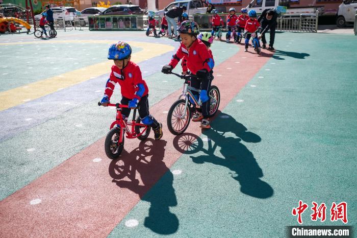 圖為拉薩市實(shí)驗(yàn)幼兒園孩子們正在練習(xí)滑步車?！『闻罾?攝