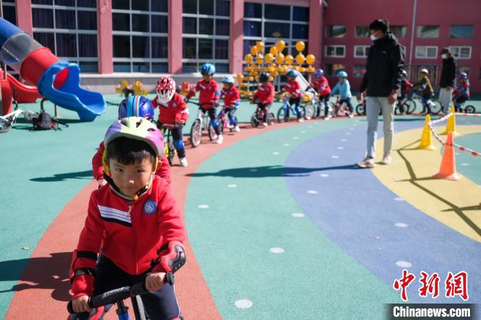 圖為拉薩市實(shí)驗(yàn)幼兒園孩子們?cè)诮叹毜闹笇?dǎo)下練習(xí)滑步車?！『闻罾?攝