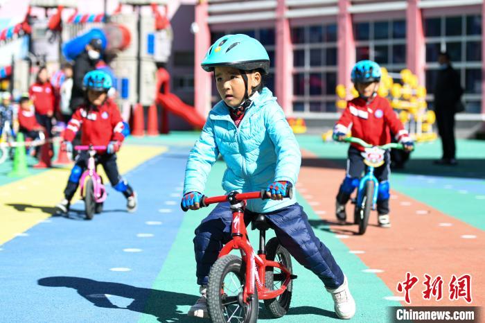 圖為拉薩市實(shí)驗(yàn)幼兒園孩子們正在練習(xí)滑步車?！『闻罾?攝