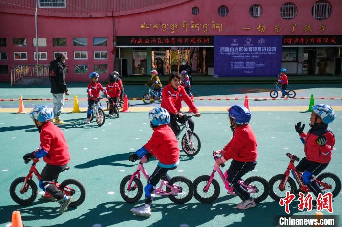 圖為拉薩市實(shí)驗(yàn)幼兒園孩子們正在練習(xí)滑步車?！『闻罾?攝
