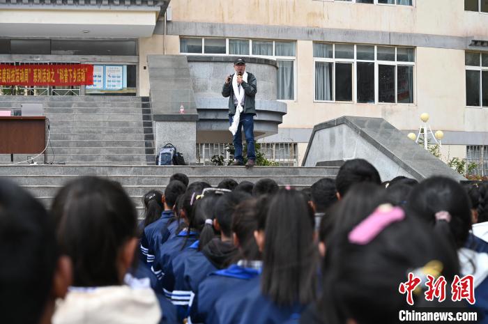 圖為西藏大學教授寧長春為中學生授課?！≮w朗 攝
