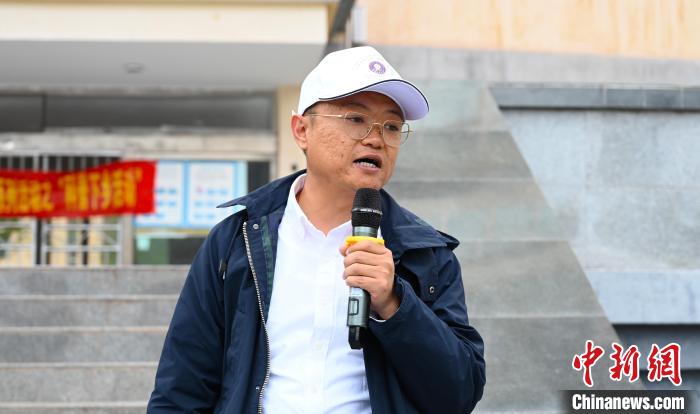 圖為西藏大學教授李昊為中學生授課?！≮w朗 攝