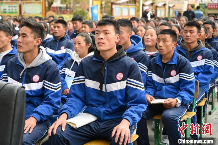 圖為昌都市第五高級中學學生參加授課?！≮w朗 攝