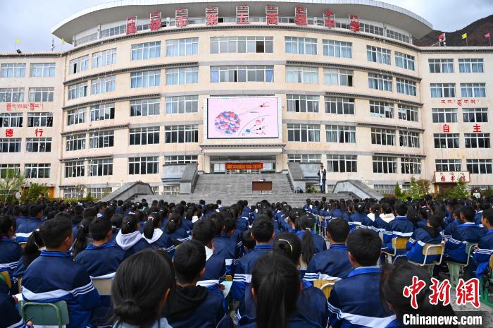 圖為昌都市第五高級中學全體學生參加授課。　趙朗 攝