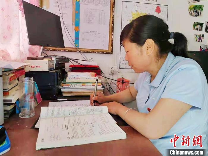 甘肅環(huán)縣“全能老師”堅(jiān)守“麻雀學(xué)?！保簩W(xué)生在，我就在