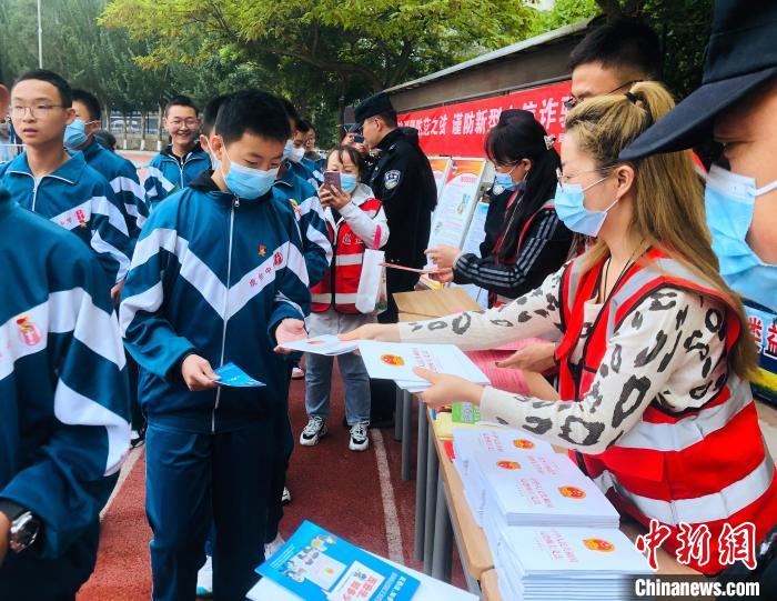 圖為西寧市法制宣傳進校園?！∥鲗幨谐俏鲄^(qū)供圖