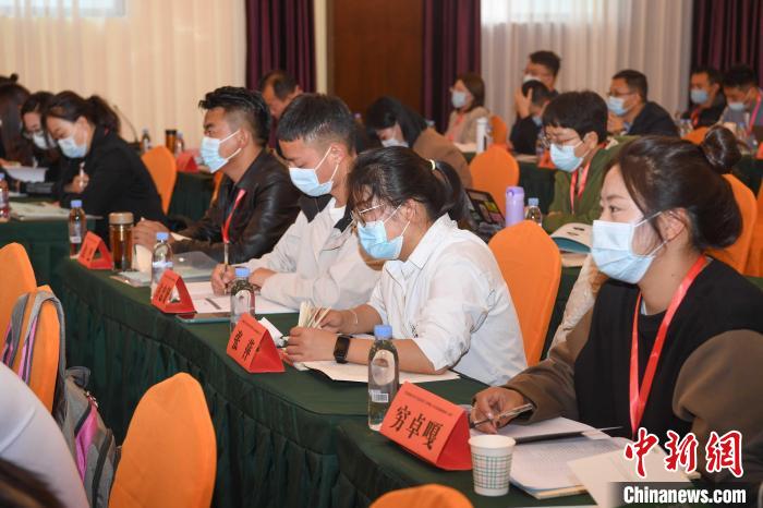 圖為第十五期全國預(yù)防青少年違法犯罪工作理論與務(wù)實(shí)高級(jí)研修班學(xué)員正在上課?！∝暩聛硭?攝