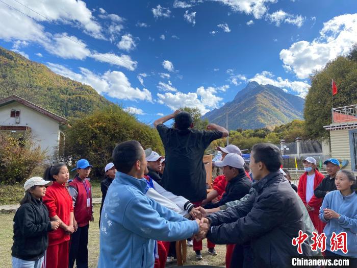圖為學(xué)生們在西藏巴松措青少年活動營地開展趣味活動?！∥鞑厍嗌倌陮?shí)踐教育基地供圖