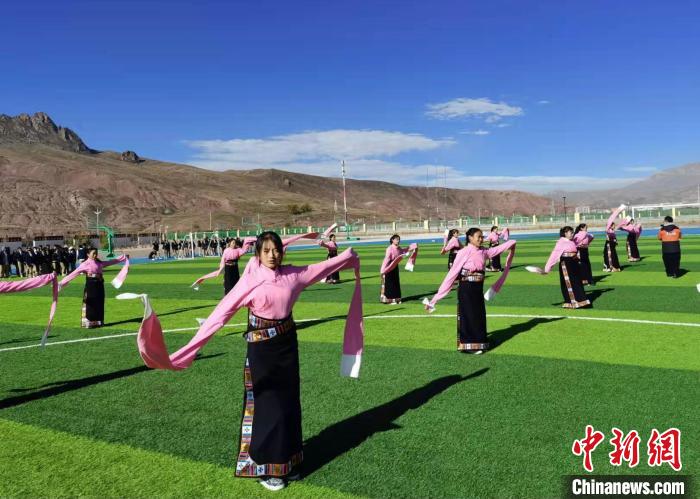 圖為青海師范大學附屬玉樹實驗學校學生在綠茵場跳起囊謙古舞—卓根瑪?！“讋?攝
