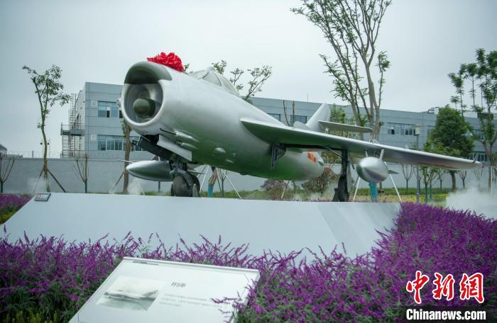 園林式戰(zhàn)斗機(jī)博物館內(nèi)展示的“殲5甲”飛機(jī)?！⒅铱?攝