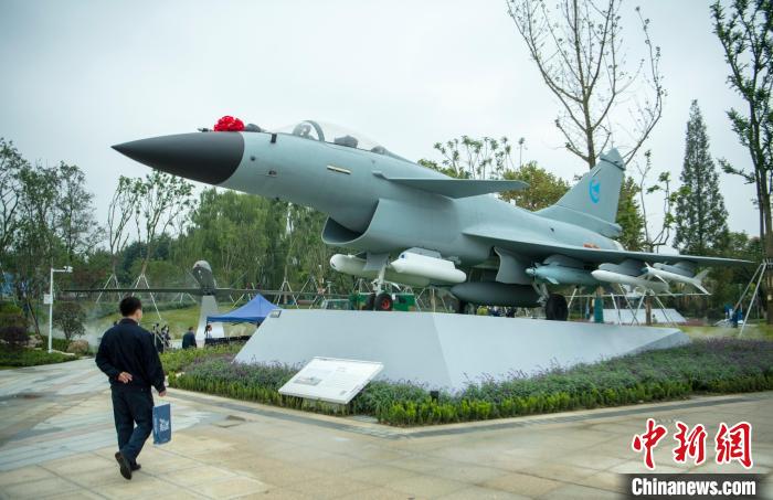 園林式戰(zhàn)斗機(jī)博物館內(nèi)展示的“殲10C”飛機(jī)?！⒅铱?攝