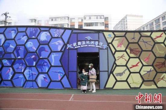 圖為西寧市第一中學(xué)濕地科普宣教館?！±罱瓕?攝