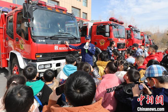 圖為消防員向小朋友們講解消防車。　楊龍建 攝
