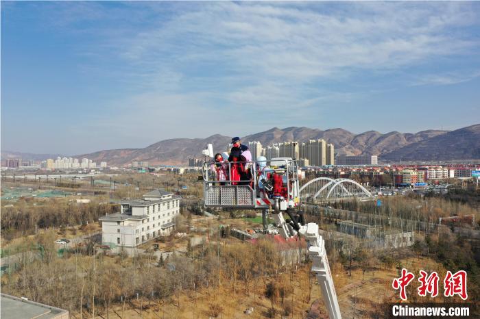 圖為小朋友在消防員的陪同下，體驗78米登高平臺消防車?！铨埥?攝