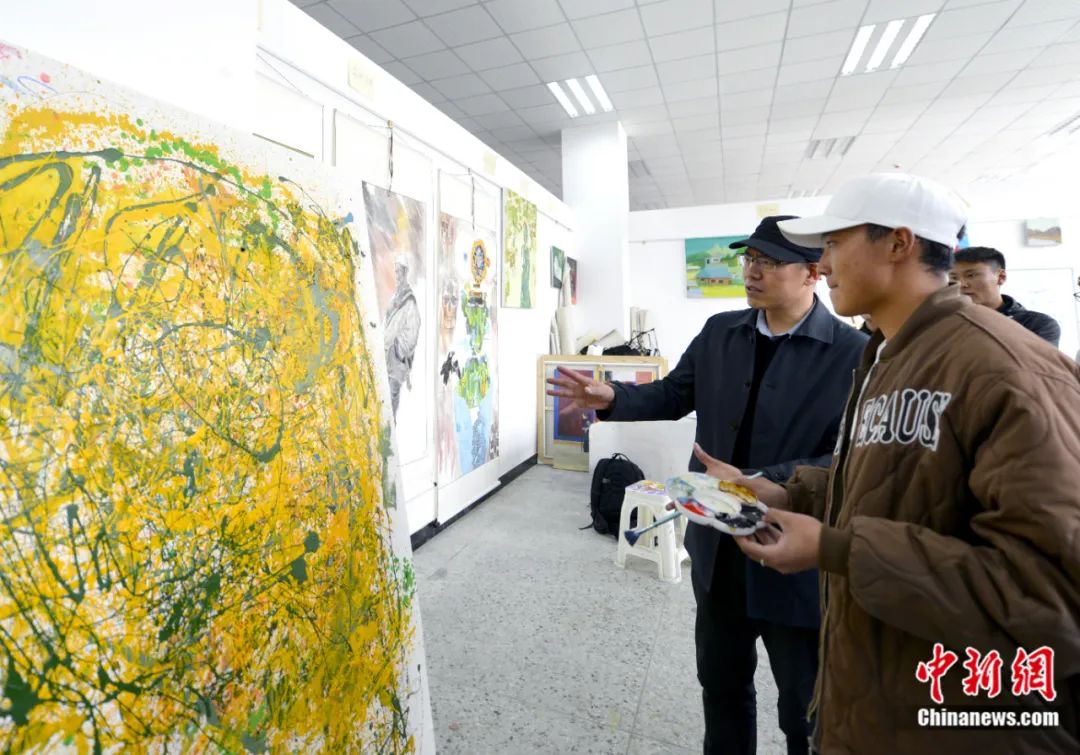 劉洋在課堂上指導(dǎo)學(xué)生繪畫技巧。<a target='_blank' href='/'><p  align=