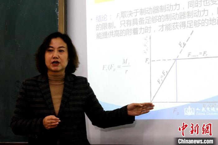 圖為李富香給學(xué)生上理論課。(資料圖) 青海省教育廳供圖