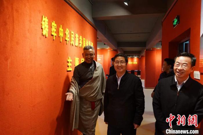 資料圖為參觀鑄牢中華民族共同體意識主題展?！『F龍 攝