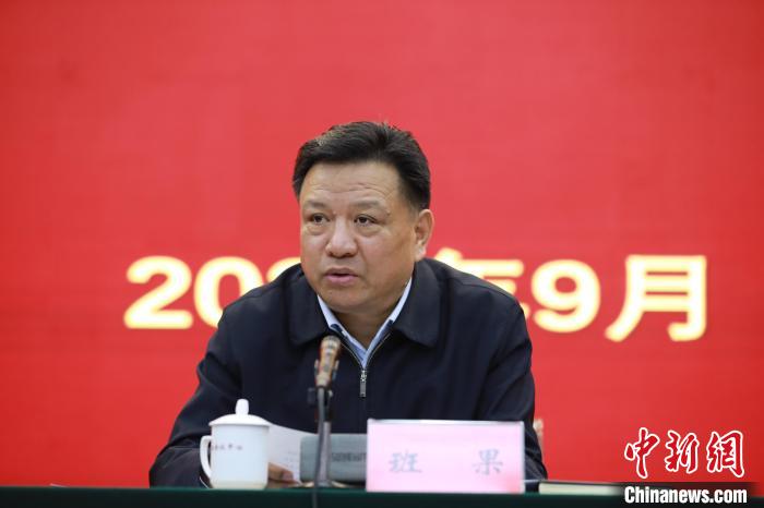圖為青海省委常委、統(tǒng)戰(zhàn)部部長班果出席會議并講話?！『F龍 攝