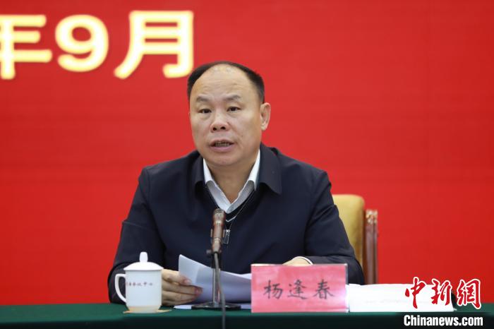 圖為青海省副省長楊逢春主持會議并講話?！『F龍 攝