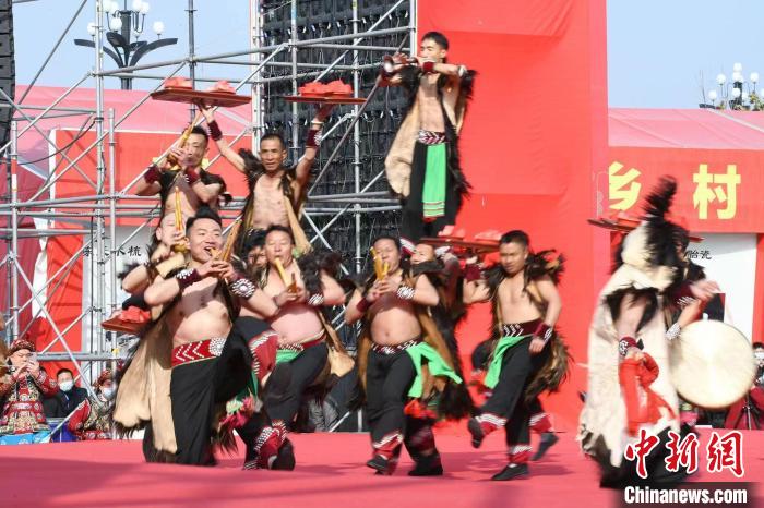 圖為少數(shù)民族舞蹈展演?！×赫赵?攝