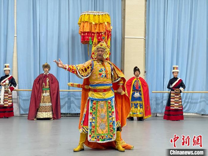 圖為格薩爾劇展演?！∠锴凡抛?供圖