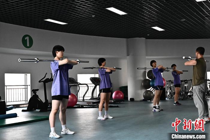 圖為全國青少年女排在天津進行集訓?！√旖蝮w育學院供圖