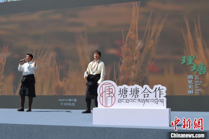 “康巴漢子”現(xiàn)場(chǎng)獻(xiàn)唱?！≈炝杞?攝