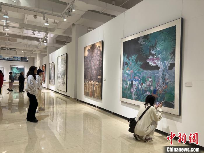 圖為全國(guó)青年教師中國(guó)畫(huà)學(xué)術(shù)邀請(qǐng)展吸引學(xué)生觀(guān)展。　鐘旖 攝