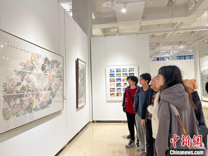 圖為全國(guó)青年教師中國(guó)畫(huà)學(xué)術(shù)邀請(qǐng)展現(xiàn)場(chǎng)?！＄婌?攝