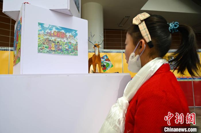 圖為學(xué)生參觀繪畫展?！≮w朗 攝