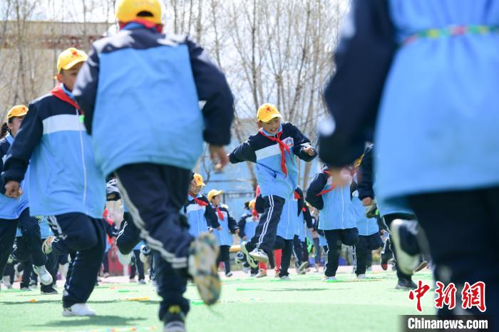 圖為學生在跳繩教練齊景龍的指導下做準備運動?！∝暩聛硭?攝