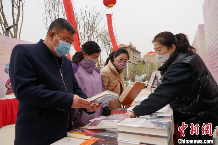 圖為民眾在活動(dòng)現(xiàn)場(chǎng)購(gòu)書(shū)?！●R銘言 攝