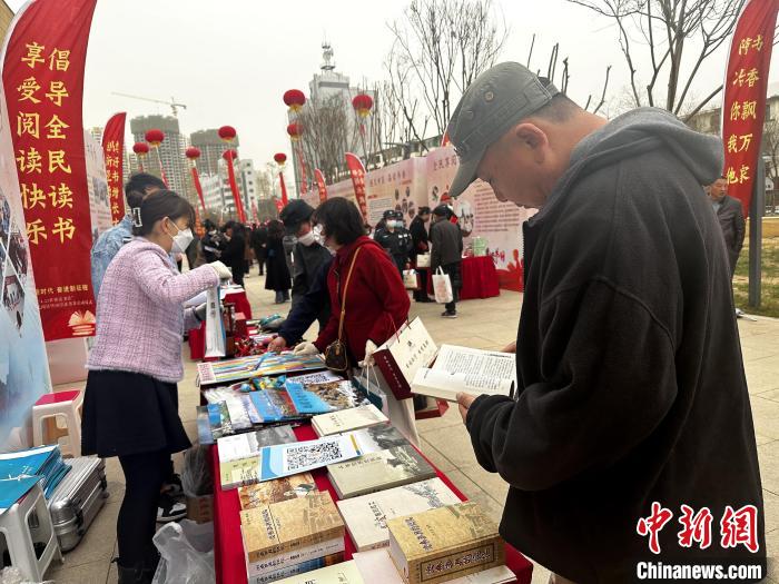 圖為民眾在活動(dòng)現(xiàn)場(chǎng)讀書(shū)、購(gòu)書(shū)?！±铍h 攝