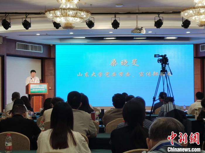 山東大學黨委常委、宣傳部部長桑曉旻在現(xiàn)場致辭?！⊥醪赦?攝