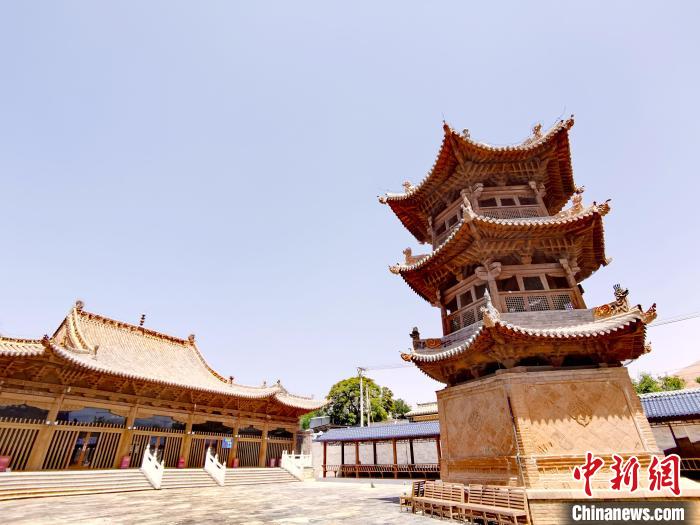 圖為阿河灘清真寺局部?！?zhí)砀?攝